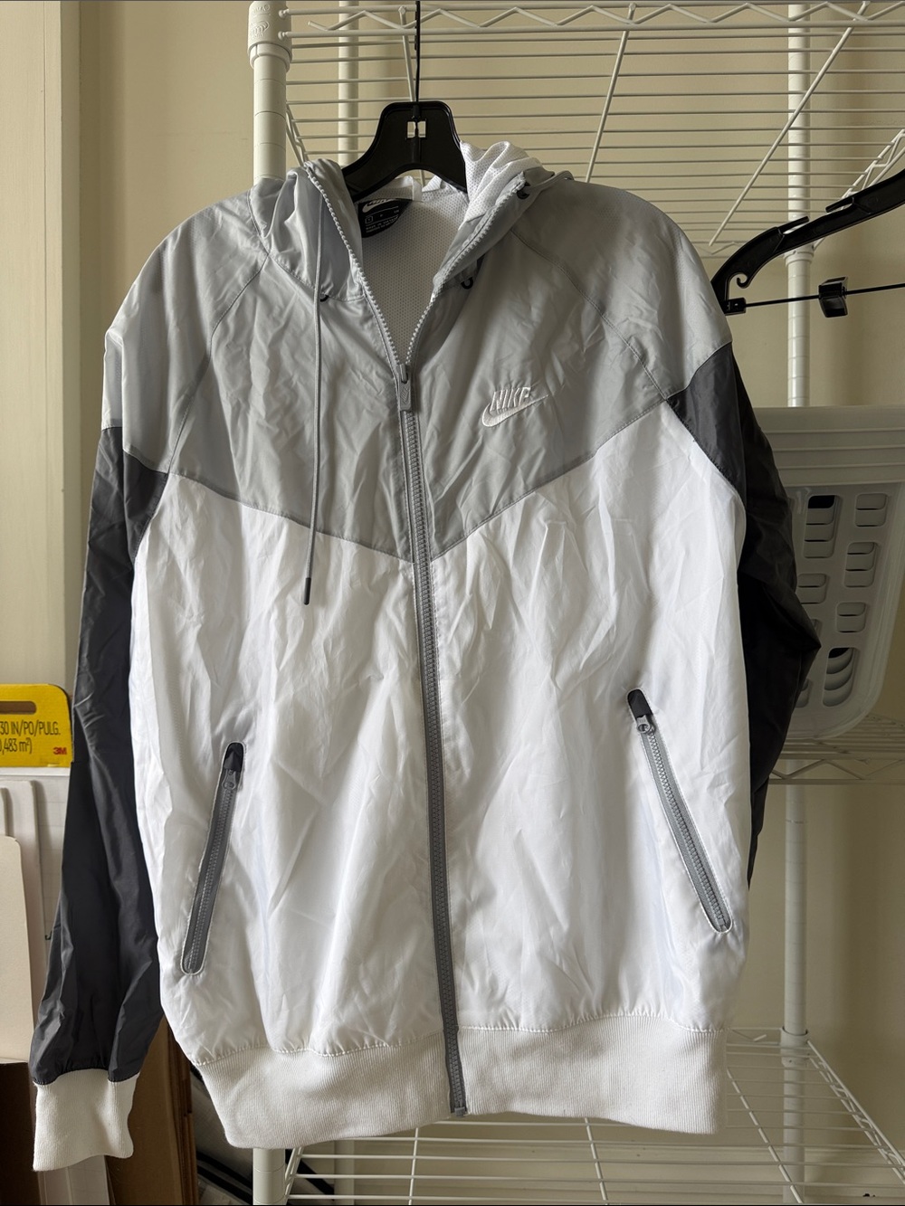 Nike NWOT Men’s White, Gray & Black Colorblock Windbreaker Hooded Jacket